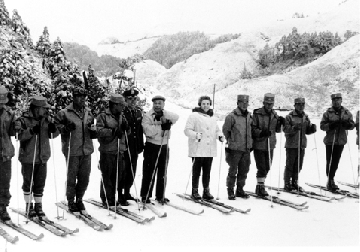 又見到雪了-1960年代，合歡山白雪皚皚，夫婦倆和參加雪訓的官兵合影。