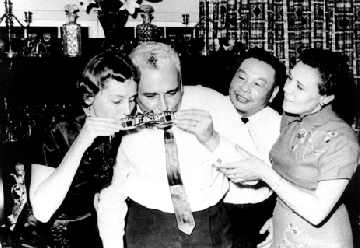 教老外喝交杯酒-1950年代，與在臺俄籍友人的聚會上，經國先生夫婦倆拿出臺灣原住民的雙杯，友人夫婦好奇共飲。