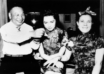 吾家有女初長成-1960年前後，一幀充滿喜悅的家庭照。蔣孝章嬌滴滴的模樣，明媚動人。父母喜不自勝，寶貝女兒在父母身邊像個小女生似的靦腆。