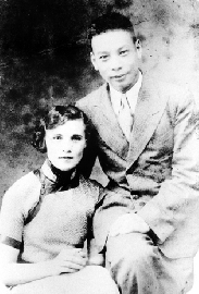 穿上旗袍的洋媳婦兒-民國33年（1944年）結婚九週年留影。