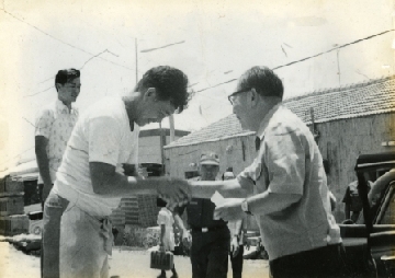 民國65年8月1日，經國先生離開清心飲食店時，老闆呂酒瓶先生遞上名片，兩人從此成為好友。